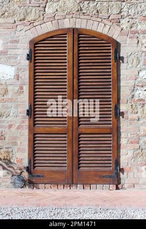 Maison de style italien avec des volets d'entrée Banque D'Images