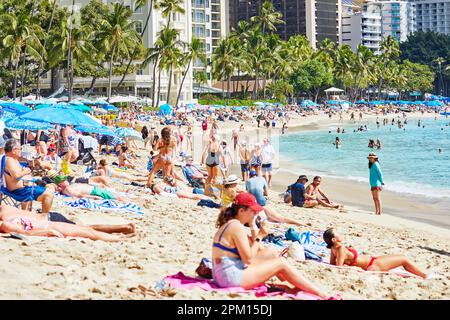 Waikiki, Oahu, Hawaï, États-Unis, - 6 février, 2023: Foule de gens sur Waikiki Beach Banque D'Images