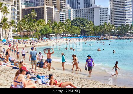 Waikiki, Oahu, Hawaï, États-Unis, - 6 février, 2023: Foule de gens sur Waikiki Beach Banque D'Images