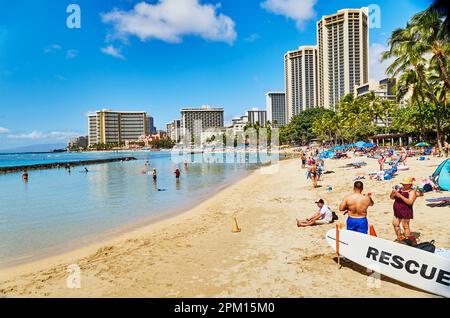 Waikiki, Oahu, Hawaï, États-Unis, - 6 février, 2023: Touristes sur Waikiki Beach Banque D'Images