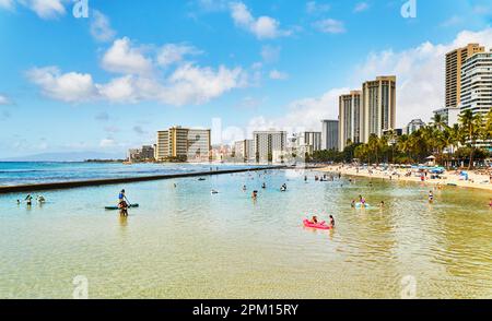 Waikiki, Oahu, Hawaï, États-Unis, - 6 février, 2023: Touristes sur Waikiki Beach Banque D'Images