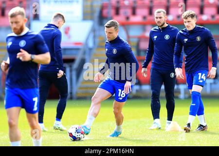 Londres, Royaume-Uni. 10th avril 2023. Alex Pattison, de Harrogate Town, s'échauffe avant le lancement lors du match EFL Sky Bet League 2 entre Leyton Orient et Harrogate au Breyer Group Stadium, Londres, Angleterre, le 10 avril 2023. Photo de Carlton Myrie. Utilisation éditoriale uniquement, licence requise pour une utilisation commerciale. Aucune utilisation dans les Paris, les jeux ou les publications d'un seul club/ligue/joueur. Crédit : UK Sports pics Ltd/Alay Live News Banque D'Images