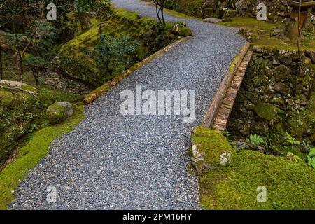 Hakuryu-en signifie littéralement « jardin de dragon blanc », a été placé dans un endroit improbable, coincé entre une route, une ligne de chemin de fer et une carrière. Visite de TH Banque D'Images