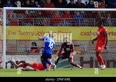 Londres, Royaume-Uni. 10th avril 2023. Alex Pattison de Harrogate Town tire sur but lors du match EFL Sky Bet League 2 entre Leyton Orient et Harrogate au stade Breyer Group, Londres, Angleterre, le 10 avril 2023. Photo de Carlton Myrie. Utilisation éditoriale uniquement, licence requise pour une utilisation commerciale. Aucune utilisation dans les Paris, les jeux ou les publications d'un seul club/ligue/joueur. Crédit : UK Sports pics Ltd/Alay Live News Banque D'Images