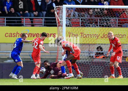 Londres, Royaume-Uni. 10th avril 2023. Lawrence Vigoroux de Leyton Orient sauve d'Alex Pattison de Harrogate Town lors du match EFL Sky Bet League 2 entre Leyton Orient et Harrogate au Breyer Group Stadium, Londres, Angleterre, le 10 avril 2023. Photo de Carlton Myrie. Utilisation éditoriale uniquement, licence requise pour une utilisation commerciale. Aucune utilisation dans les Paris, les jeux ou les publications d'un seul club/ligue/joueur. Crédit : UK Sports pics Ltd/Alay Live News Banque D'Images