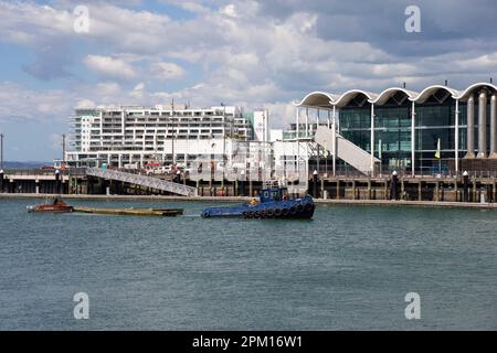 Auckland, Nouvelle-Zélande - mars 2023 : Centre d'événements Viaduct et port d'Auckland très animé par une journée ensoleillée en été Banque D'Images