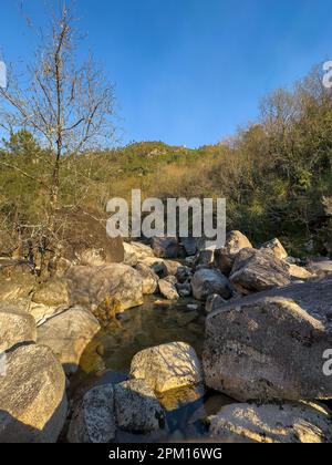 Cours d'eau près de la cascade de Fecha de Barjas (également connue sous le nom de cascade de Tahiti) dans les montagnes du parc national de Peneda-Geres, Portugal. Banque D'Images