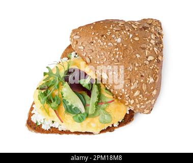 Délicieux sandwich aux œufs brouillés et légumes verts sur fond blanc Banque D'Images