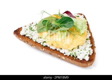 Délicieux sandwich aux œufs brouillés et légumes verts sur fond blanc Banque D'Images