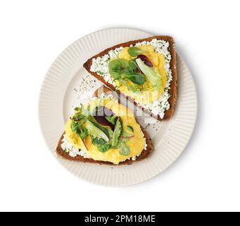 Assiette avec délicieux œufs brouillés sandwiches et verts sur fond blanc Banque D'Images
