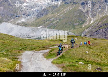 Vélo de montagne et marche à Stafelalp sur le Matterhorn Trail depuis Zermatt Schwarzsee au-dessus de Zermatt par une journée ensoleillée Banque D'Images