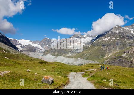 Vélo de montagne et marche à Stafelalp sur le Matterhorn Trail depuis Zermatt Schwarzsee au-dessus de Zermatt par une journée ensoleillée Banque D'Images