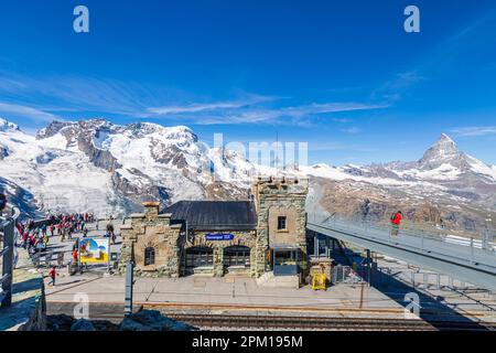 La gare de Matterhorn et rack à Gornergrat, une crête des Alpes Pennines surplombant le glacier Gorner au-dessus de Zermatt, Valais, Suisse Banque D'Images