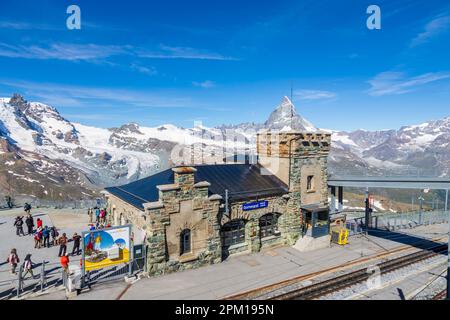 La gare de Matterhorn et rack à Gornergrat, une crête des Alpes Pennines surplombant le glacier Gorner au-dessus de Zermatt, Valais, Suisse Banque D'Images