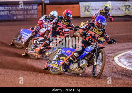 Wolverhampton, Royaume-Uni. 10th avril 2023. Steve Worrall (bleu) dirige Sam Masters (rouge) avec Dan Bewley (blanc) et Norick Blodorn (jaune) derrière lors de la finale 1st de la coupe Knock Out de SGB Premiership entre Wolverhampton Wolves et Belle Aces au Monmore Green Stadium, Wolverhampton, le lundi 10th avril 2023. (Photo : Ian Charles | INFORMATIONS MI) Credit: INFORMATIONS MI & Sport /Alamy Live News Banque D'Images