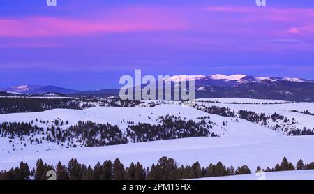 ciel avant l'aube au-dessus des montagnes et des contreforts saphir en hiver près de philipsburg, montana Banque D'Images