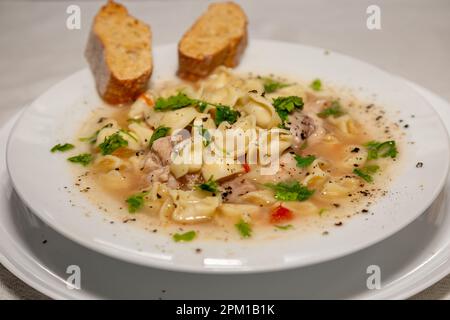 Soupe traditionnelle d'agnolini de poulet (capeletti). soupe d'hiver Banque D'Images