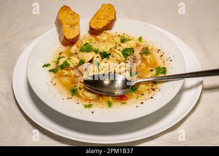 Soupe traditionnelle d'agnolini de poulet (capeletti). soupe d'hiver Banque D'Images