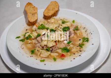 Soupe traditionnelle d'agnolini de poulet (capeletti). soupe d'hiver Banque D'Images