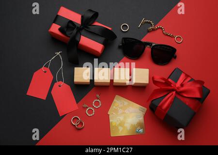Cubes en bois vierges, boîtes-cadeaux, cartes de crédit et accessoires tendance sur fond de couleur, plat Banque D'Images