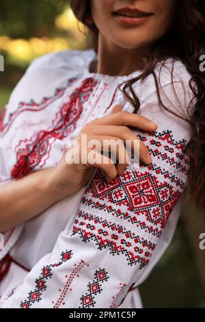 Femme en magnifique chemise brodée à l'extérieur, gros plan. Vêtements nationaux ukrainiens Banque D'Images