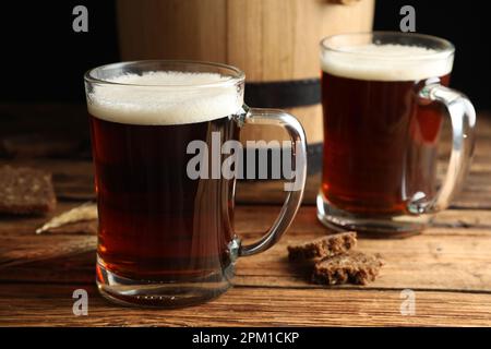 Délicieux kvass, pain et pointes sur une table en bois Banque D'Images
