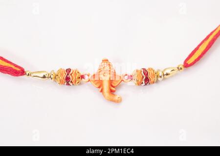 Closuep de ganesha rakhi sur fond blanc Banque D'Images