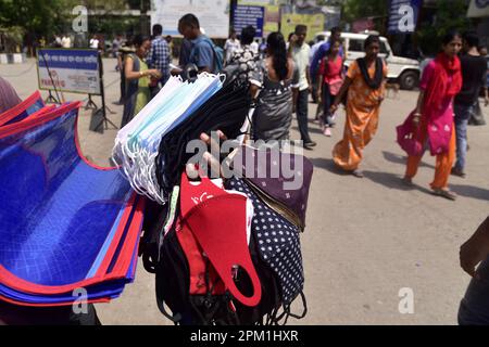 Guwahati, Guwahati, Inde. 10th avril 2023. Un jeune vend des masques dans les locaux de l'hôpital après l'augmentation des cas de COVID-19 en Inde à l'hôpital Gauhati Medical College (GMCH) à Guwahati Assam Inde le lundi 10th avril 2023 (Credit image: © Dasarath Deka/ZUMA Press Wire) USAGE ÉDITORIAL SEULEMENT! Non destiné À un usage commercial ! Banque D'Images