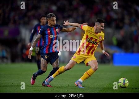 Barcelone, ESP. 10th avril 2023. FC BARCELONE contre GÉRONE FC 10 avril 2023 Raphina (22) du FC Barcelone (à gauche) défis Javi Hernández (16) du FC Gérone lors du match entre le FC Barcelone et le FC Gérone correspondant au vingt-huit jour de la Liga Santander à Spotify Camp Nou à Barcelone, Espagne. Crédit : rosdemora/Alay Live News Banque D'Images