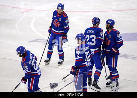 Saint-Pétersbourg, Russie. 10th avril 2023. DMITRY Jaskin (No.23), Nikita Kamalov (No.12), Marat Khusnutdinov (No.22), Mikhail Pashnin (No.33) vu en action pendant la Ligue de hockey Kontinental, Gagarin Cup, match 5, finale de la saison de la Conférence occidentale KHL 2022 - 2023 entre SKA Saint Petersbourg et CSKA au Palais des sports de glace de Moscou. Score final; SKA Saint Petersburg 3:7 CSKA Moscou crédit: SOPA Images Limited/Alay Live News Banque D'Images