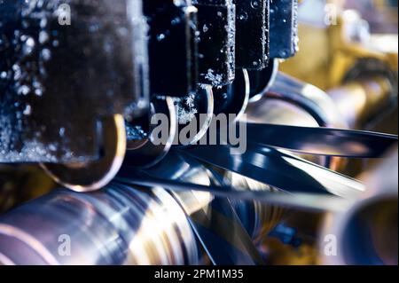 Bandes de caoutchouc sur rouleaux métalliques au calandrage composé Banque D'Images