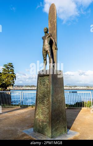 La statue du surfer sur la côte de Santa Cruz. Banque D'Images