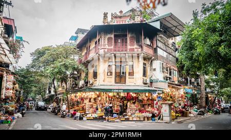 Hanoï, Vietnam, 14 novembre 2022 : exposition lumineuse d'un magasin de Noël dans le quartier français de Hanoï, Vietnam Banque D'Images