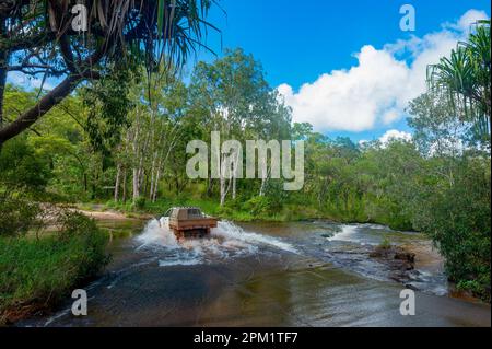 A 4WD ute traversant Isabella Falls creek, une attraction touristique dans Far North Queensland, FNQ, QLD, Australie Banque D'Images