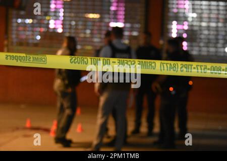 Bronx, États-Unis. 10th avril 2023. Les policiers enquêtent sur les tirs au chemin White Plains et à l'avenue Burke dans le Bronx. Selon le département de police de New York, deux hommes ont été abattus. Un homme de 17 ans a été abattu et est dans un état stable et un autre est dans un état critique. Crédit : SOPA Images Limited/Alamy Live News Banque D'Images
