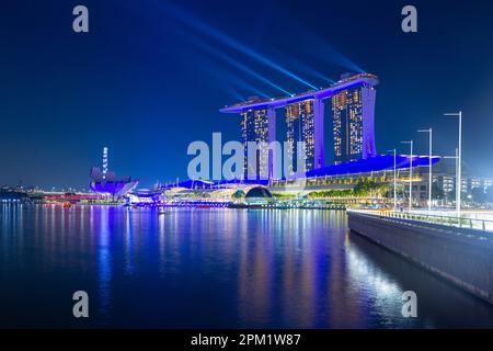 Des effets d'éclairage colorés spéciaux illuminent l'hôtel Marina Bay Sands lors du spectacle aquatique et lumière de la marque de Marina Bay à Singapour. Banque D'Images