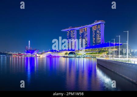 Des effets d'éclairage colorés spéciaux illuminent l'hôtel Marina Bay Sands lors du spectacle aquatique et lumière de la marque de Marina Bay à Singapour. Banque D'Images