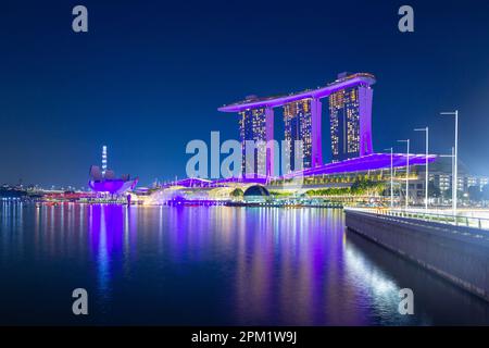 Des effets d'éclairage colorés spéciaux illuminent l'hôtel Marina Bay Sands lors du spectacle aquatique et lumière de la marque de Marina Bay à Singapour. Banque D'Images