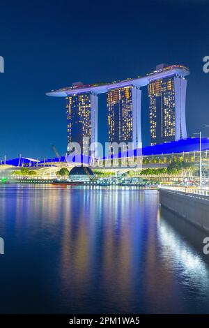 Des effets d'éclairage colorés spéciaux illuminent l'hôtel Marina Bay Sands lors du spectacle aquatique et lumière de la marque de Marina Bay à Singapour. Banque D'Images