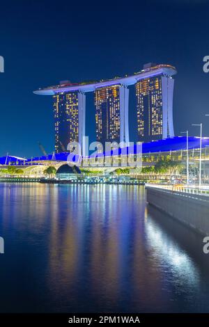 Des effets d'éclairage colorés spéciaux illuminent l'hôtel Marina Bay Sands lors du spectacle aquatique et lumière de la marque de Marina Bay à Singapour. Banque D'Images