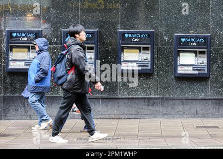 Londres, Royaume-Uni. 10th avril 2023. Les gens marchent devant les distributeurs automatiques de billets à l'extérieur d'une succursale de Barclays Bank dans le centre de Londres. Crédit : SOPA Images Limited/Alamy Live News Banque D'Images