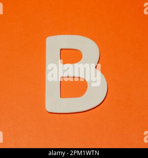 Lettre majuscule B - texture bois - fond orange Banque D'Images