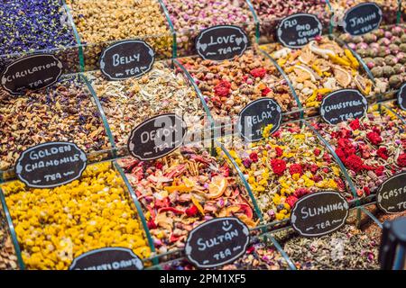 Comptoir de marché avec différents types de thé, herbes, plantes, et fleurs séchées Banque D'Images