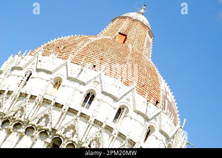 Baptistère de Pise, située dans la Tour penchée du complexe de Pise, connue dans le monde entier pour son inclinaison involontaire, province de Pise, Italie, Europe Banque D'Images