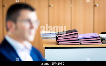 Hanovre, Allemagne. 28th mars 2023. Friedo de Vries, Président du Bureau de police criminelle de Basse-Saxe. Ce fut un énorme succès dans la lutte contre les cartels de la drogue : les enquêteurs des douanes ont trouvé des tonnes de cocaïne dans le port de Hambourg en février 2021. Un raid a suivi et un gang international de drogue a été écrasé. (À dpa-KORR Pourquoi le «maintenant» tombe en masse - et la police encore espoir) Credit: Moritz Frankenberg/dpa/Alay Live News Banque D'Images