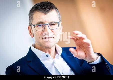 Hanovre, Allemagne. 28th mars 2023. Friedo de Vries, Président du Bureau de police criminelle de Basse-Saxe. Ce fut un énorme succès dans la lutte contre les cartels de la drogue : les enquêteurs des douanes ont trouvé des tonnes de cocaïne dans le port de Hambourg en février 2021. Un raid a suivi et un gang international de drogue a été écrasé. (À dpa-KORR Pourquoi le «maintenant» tombe en masse - et la police encore espoir) Credit: Moritz Frankenberg/dpa/Alay Live News Banque D'Images