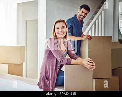 Je suis ravi de transformer cet endroit en une maison confortable. Portrait d'un couple se déplaçant dans leur nouvelle maison. Banque D'Images