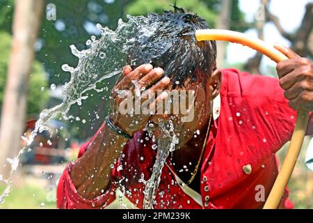 Dhaka, Bangladesh. 11th avril 2023. Des gens se lavant le visage avec de l'eau à un pipeline en bord de route pendant les journées météorologiques à haute température à Dhaka, au Bangladesh, sur 11 avril 2023. Photo de Habibur Rahman/ABACAPRESS.COM crédit: Abaca Press/Alay Live News Banque D'Images