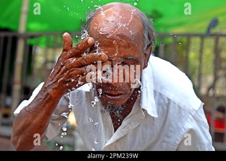 Dhaka, Bangladesh. 11th avril 2023. Des gens se lavant le visage avec de l'eau à un pipeline en bord de route pendant les journées météorologiques à haute température à Dhaka, au Bangladesh, sur 11 avril 2023. Photo de Habibur Rahman/ABACAPRESS.COM crédit: Abaca Press/Alay Live News Banque D'Images