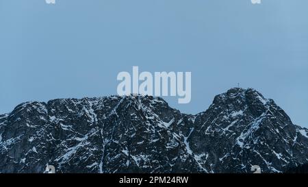 Mont Giewont au crépuscule. La montagne la plus célèbre de Pologne. Tatry, Pologne Banque D'Images